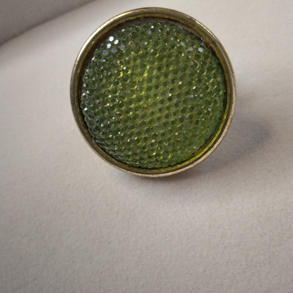 Green Sparkling Statement Ring. With Stretch Band. - Picture 4 of 4